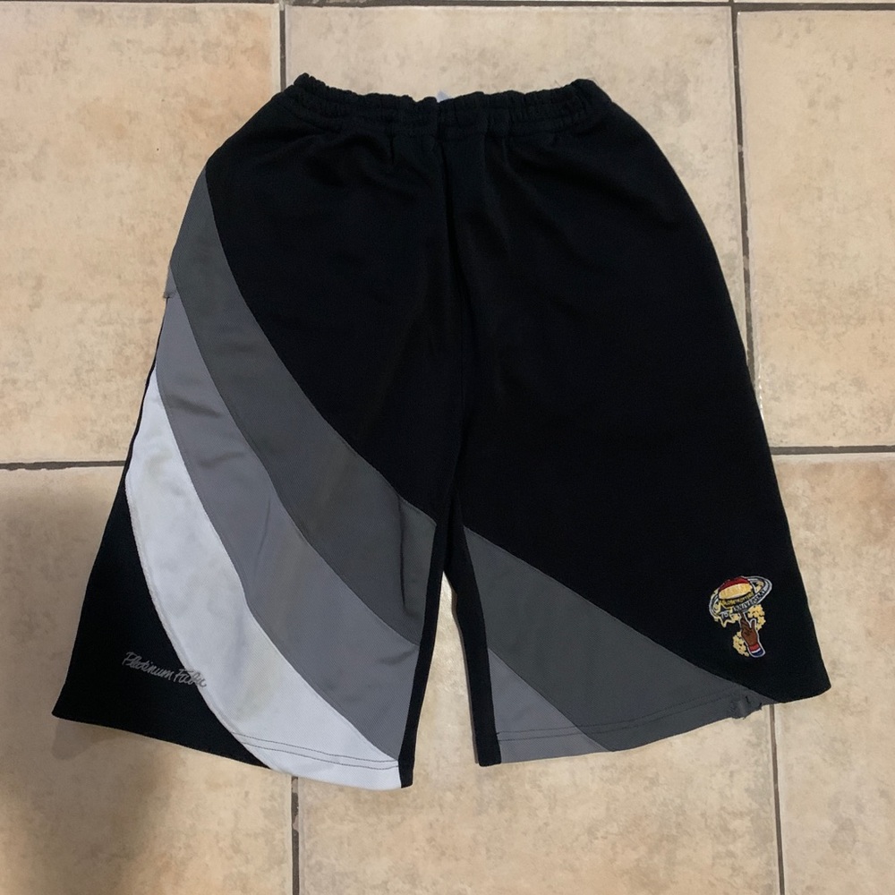 VINTAGE HARLEM GLOBETROTTERS SHORTS. SIZE L
